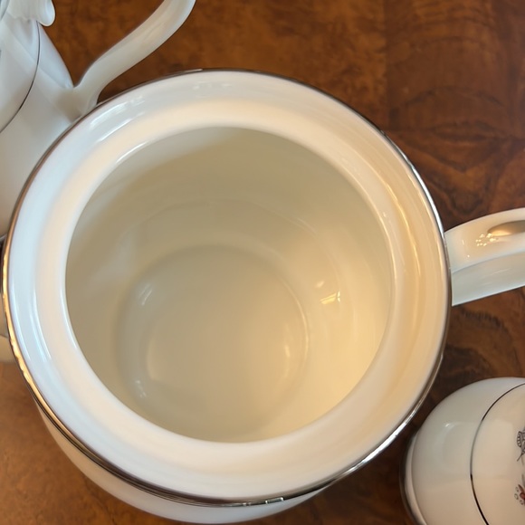 Gorham Serena Creamer, Sugar bowl with lid, Salt and Pepper Shakers. Fine China. - Picture 6 of 12